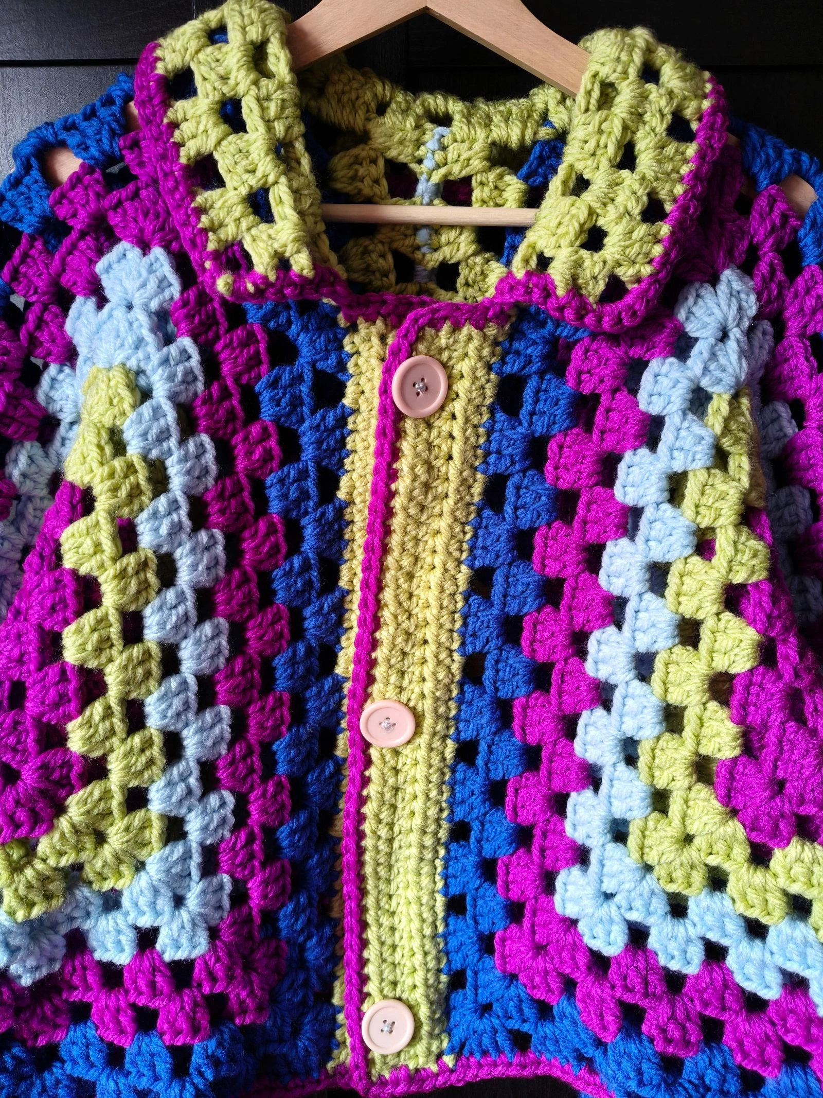 Cardigan court au crochet style carré Granny ! Design unique et coloré ! – photo 2